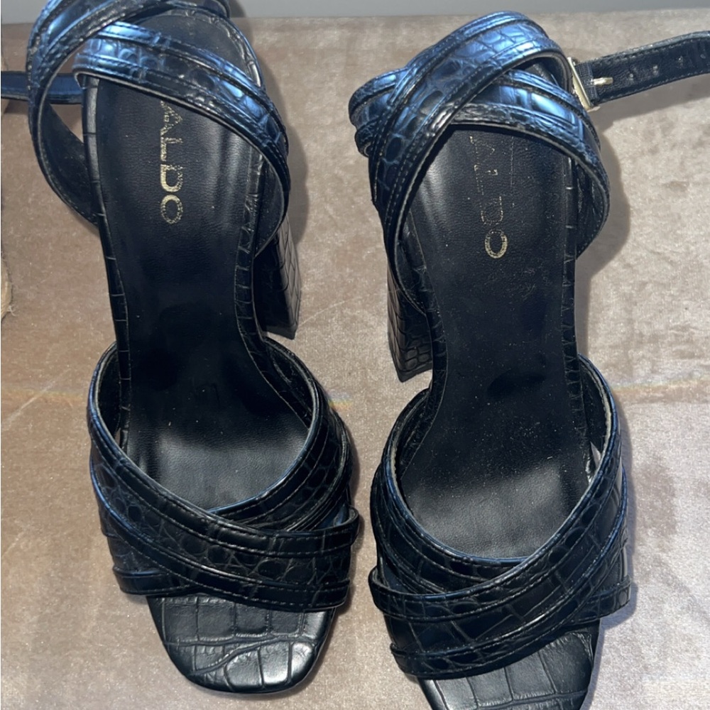 ALDO Size 6 Black Strappy Herls